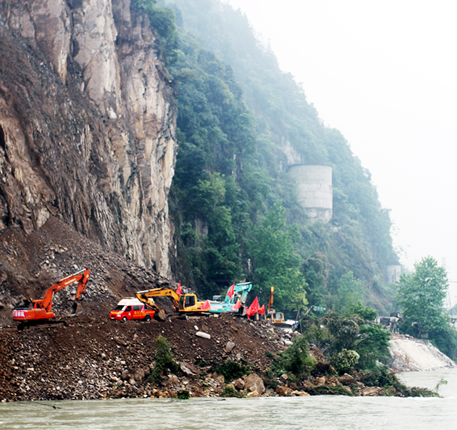 2013年，公司參與蘆山“4.20”地震搶險在懸崖峭壁中推進